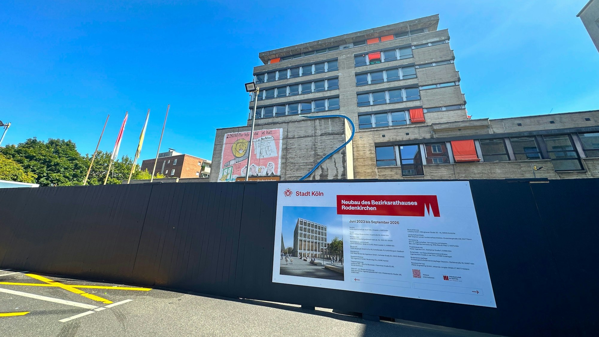 Im Mai wurde der Bauzaun für den Abriss des Bezirksrathauses aufgestellt.