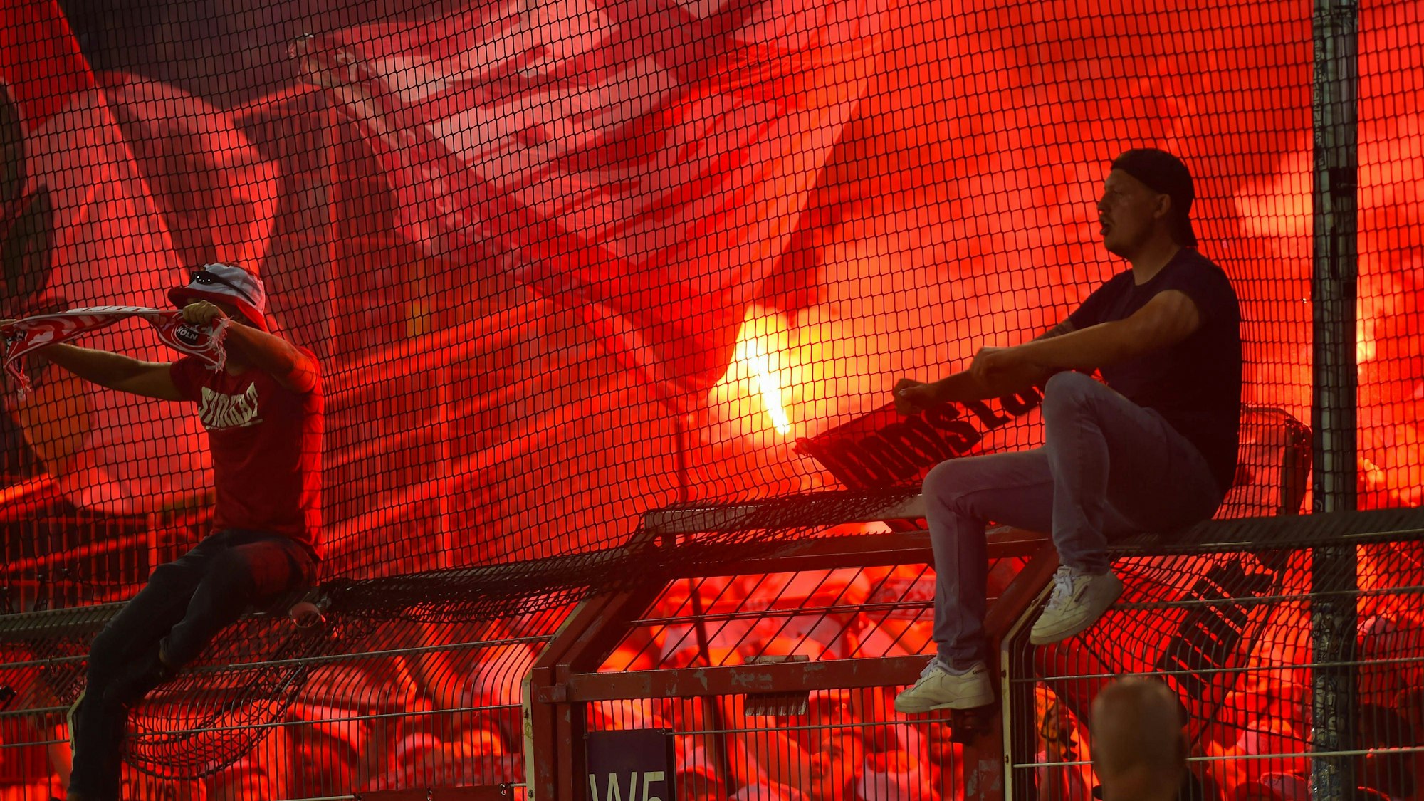 Immer wieder zündeten Anhänger beider Fanlager Pyrotechnik in Osnabrück.