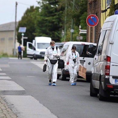 Das Bild zeigt zwei Ermittler der Bonner Mordkommission vor der Hofanlage in Füssenich.