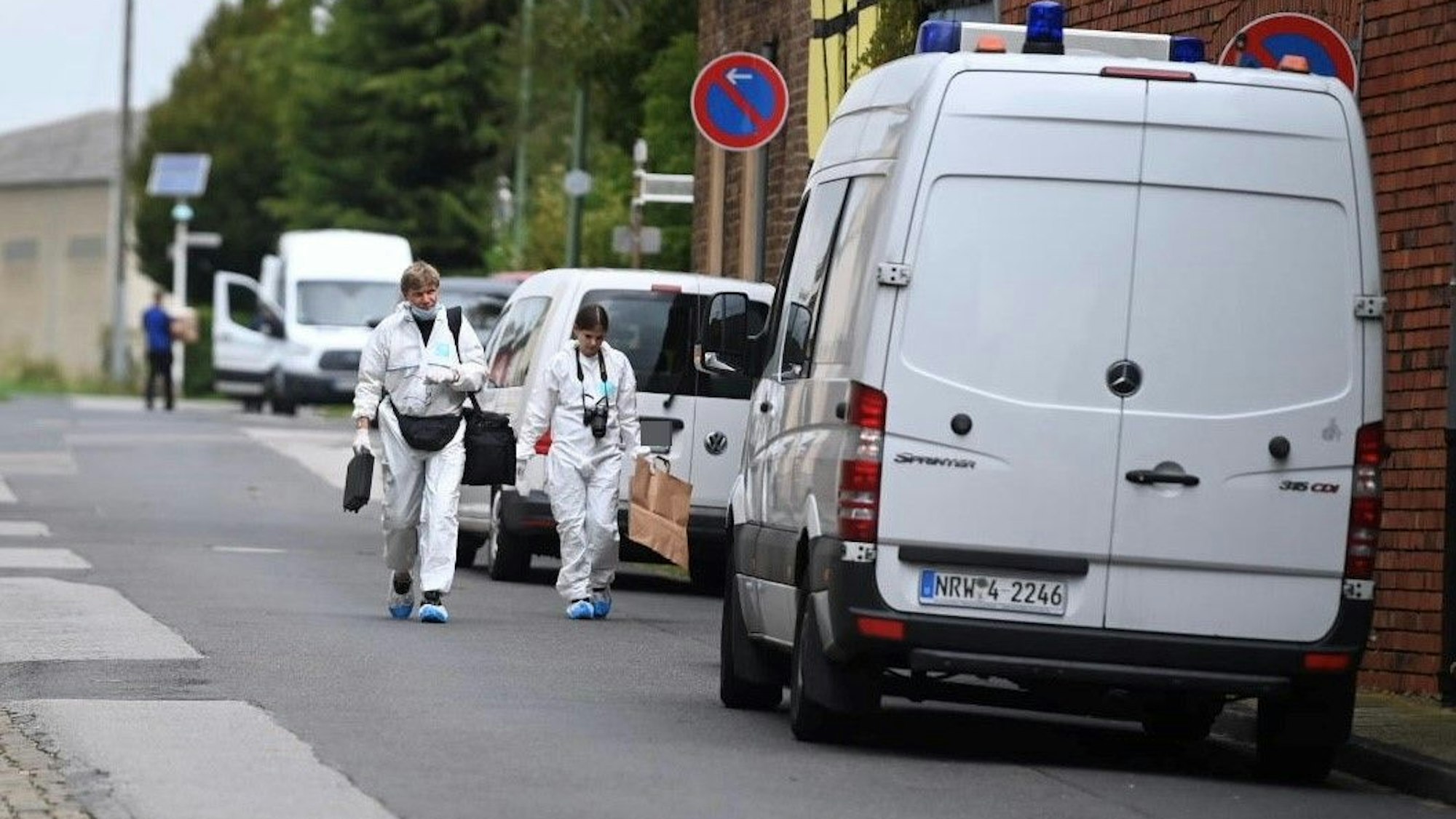 Das Bild zeigt zwei Ermittler der Bonner Mordkommission vor der Hofanlage in Füssenich.