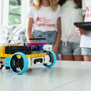 Ein Fahrzeug wird von Schülern per Tablet gesteuert.