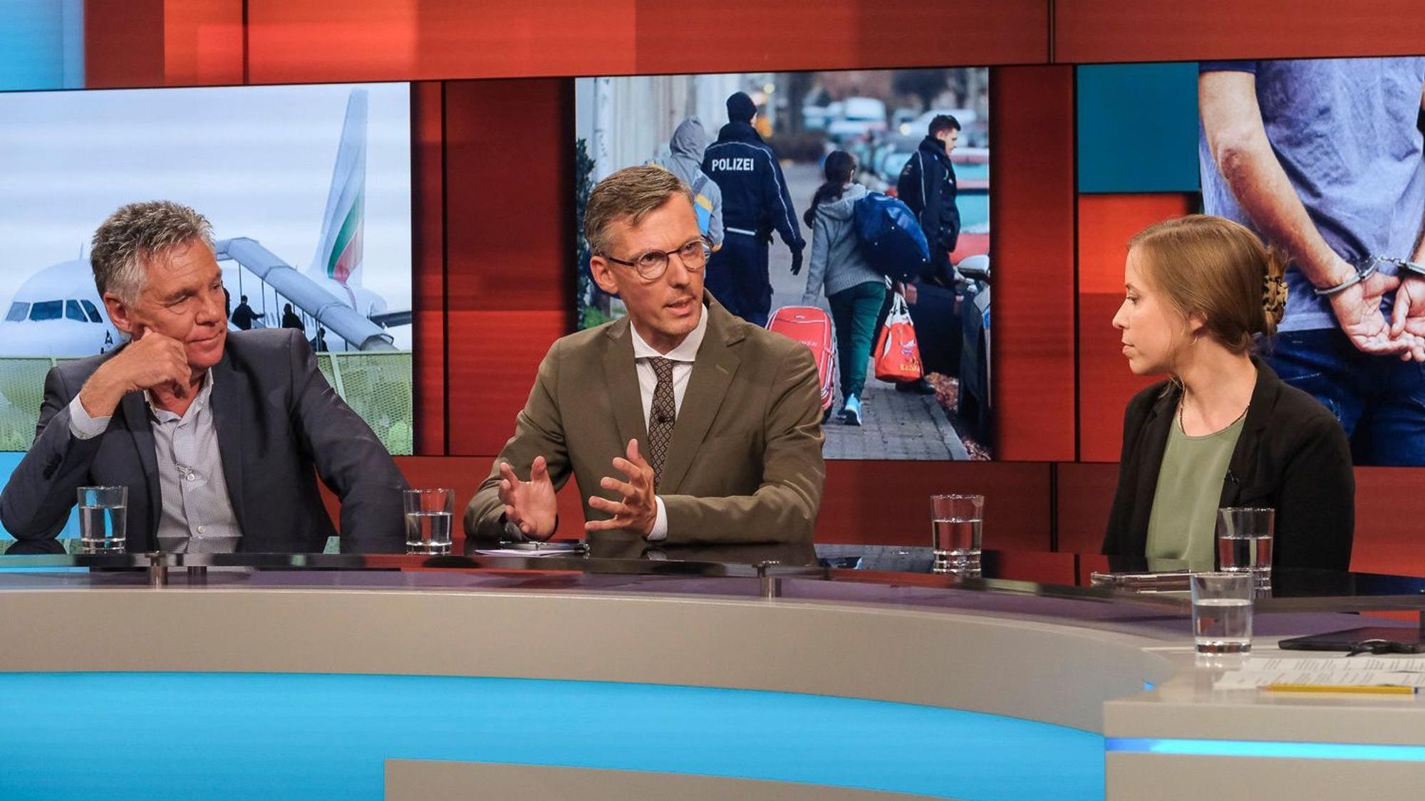 ARD/"hart aber fair" vom 14.08.2023
abgebildete Personen v.l.n.r. Ruud Koopmans (Professor für Soziologie und Migrationsforschung, Humboldt-Universität Berlin, Buchautor „Die Asyl-Lotterie“), Lars Castellucci (SPD, Sprecher der Arbeitsgruppe Migration und Integration der SPD-Bundestagsfraktion), Wiebke Judith (Rechtspolitische Sprecherin bei Pro Asyl)
