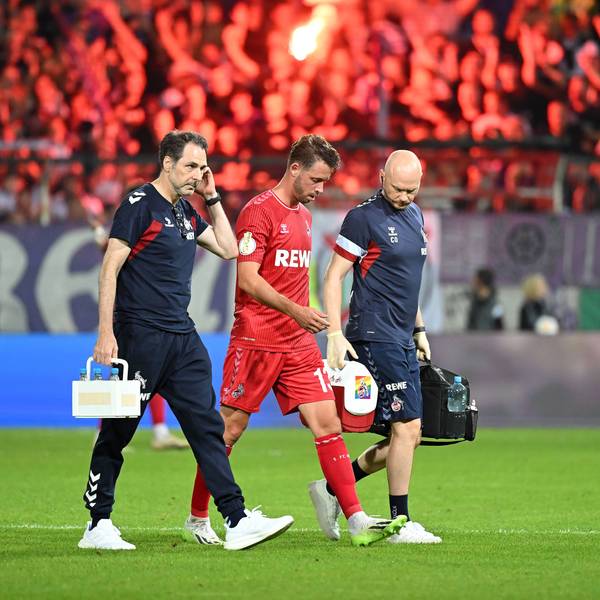 Mark Uth muss beim Pokalspiel des 1. FC Köln beim VfL Osnabrück nach seiner Einwechslung wenig später angeschlagen den Platz verlassen.