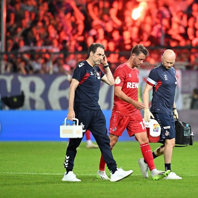 Mark Uth muss beim Pokalspiel des 1. FC Köln beim VfL Osnabrück nach seiner Einwechslung wenig später angeschlagen den Platz verlassen.