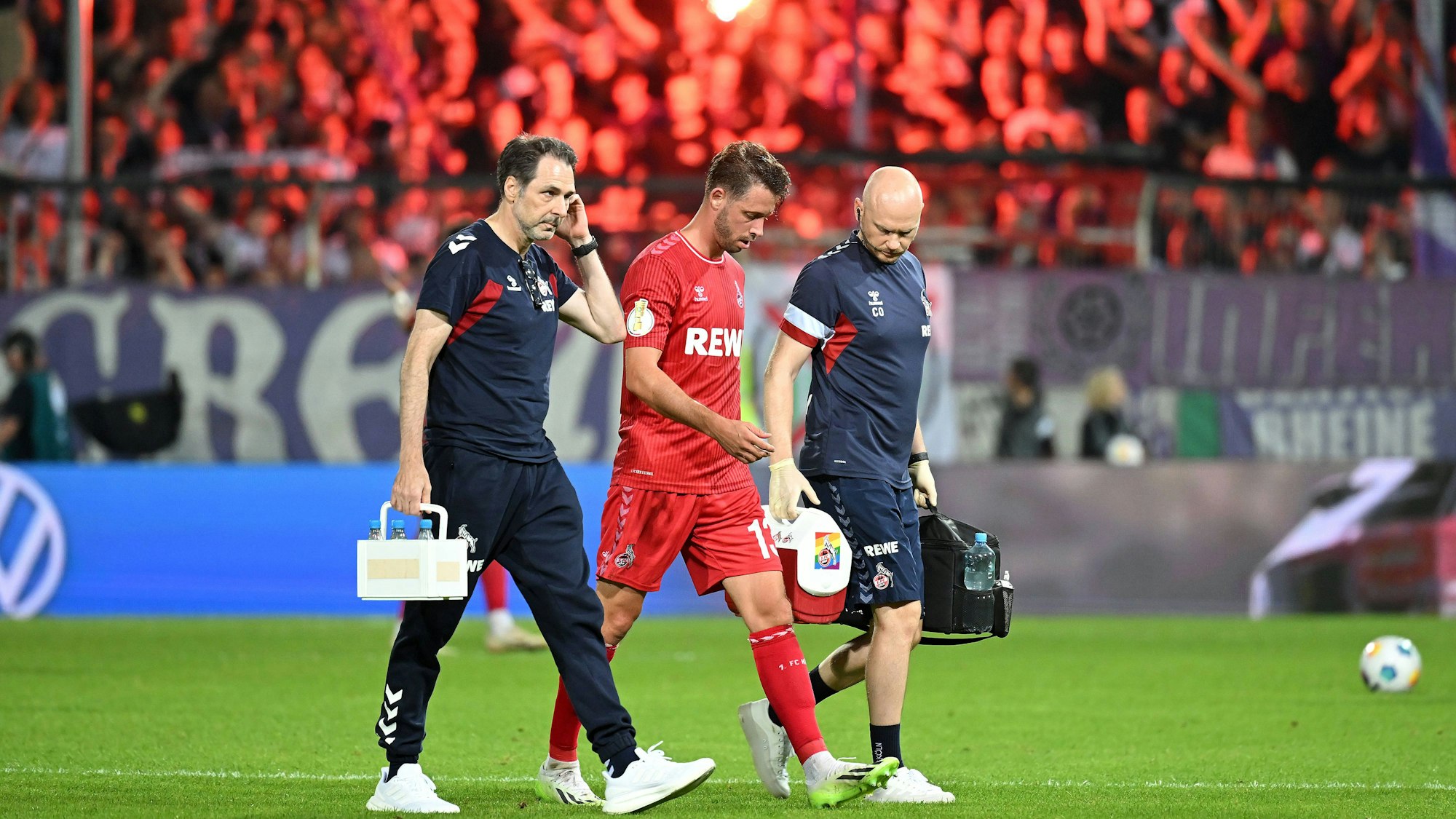 Mark Uth muss beim Pokalspiel des 1. FC Köln beim VfL Osnabrück nach seiner Einwechslung wenig später angeschlagen den Platz verlassen.