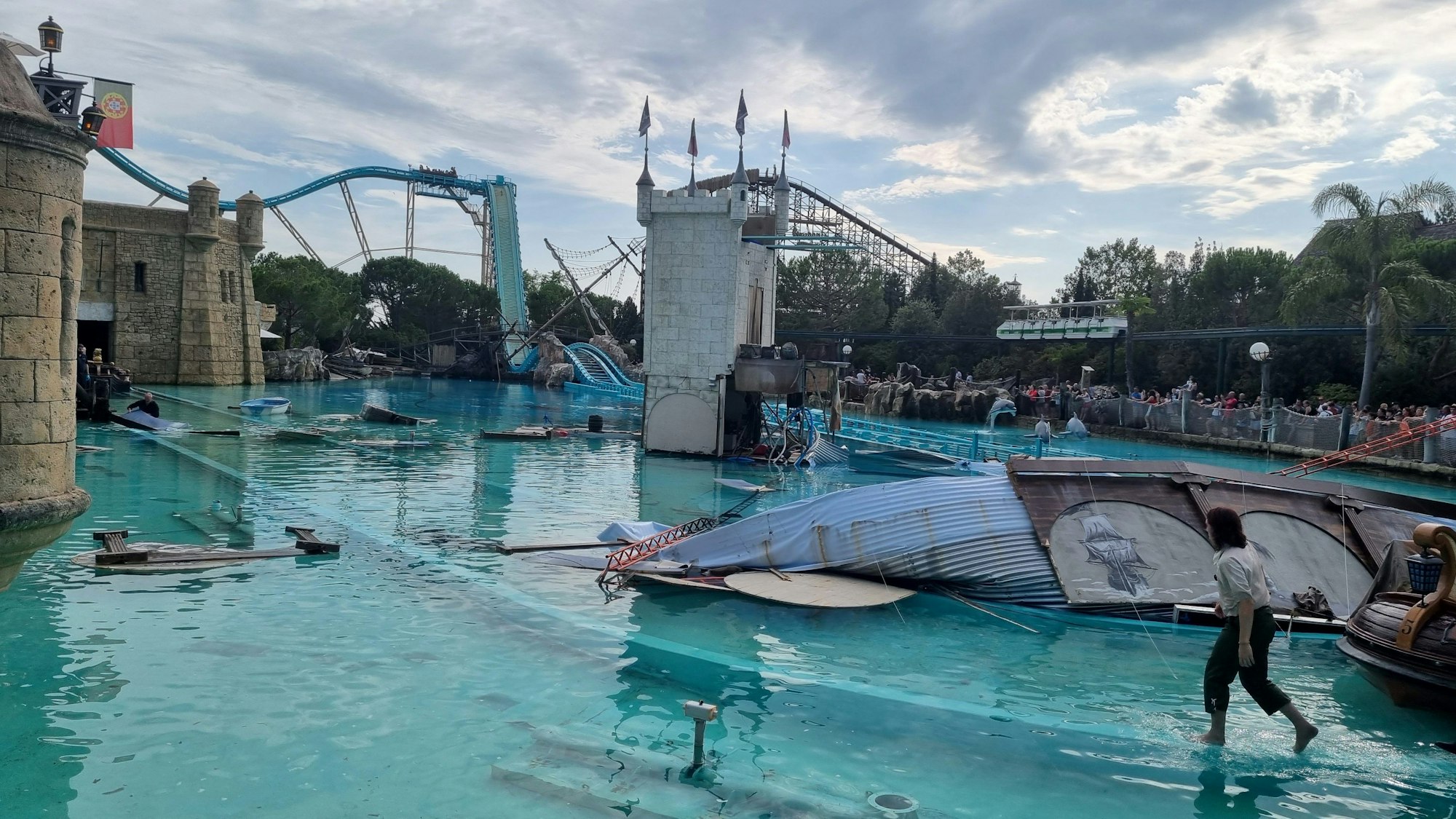 14.08.2023, Baden-Württemberg, Rust: Das Areal der High-Diving-Show „Retorno dos Piratas“ und der Attraktion „Atlantica SuperSplash“ im Europa-Park nach dem Unfall am Montag.