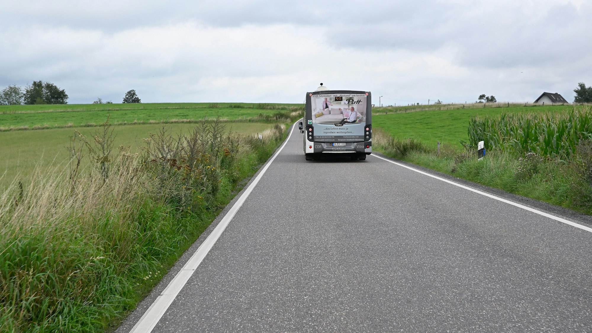 Bus in der bergischen Landschaft, nach der Sperrung in Heiligenhaus.