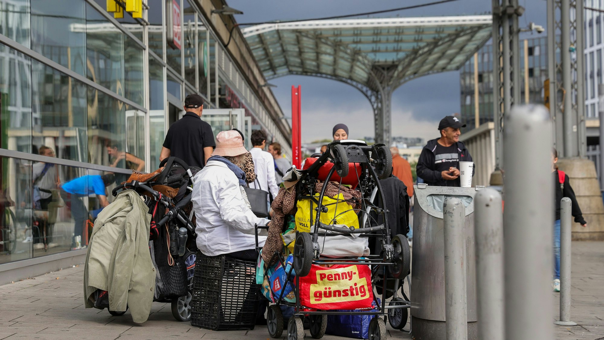 Aufnahmen zum Thema "Obdachlosigkeit" am Kölner Dom und am Hauptbahnhof.