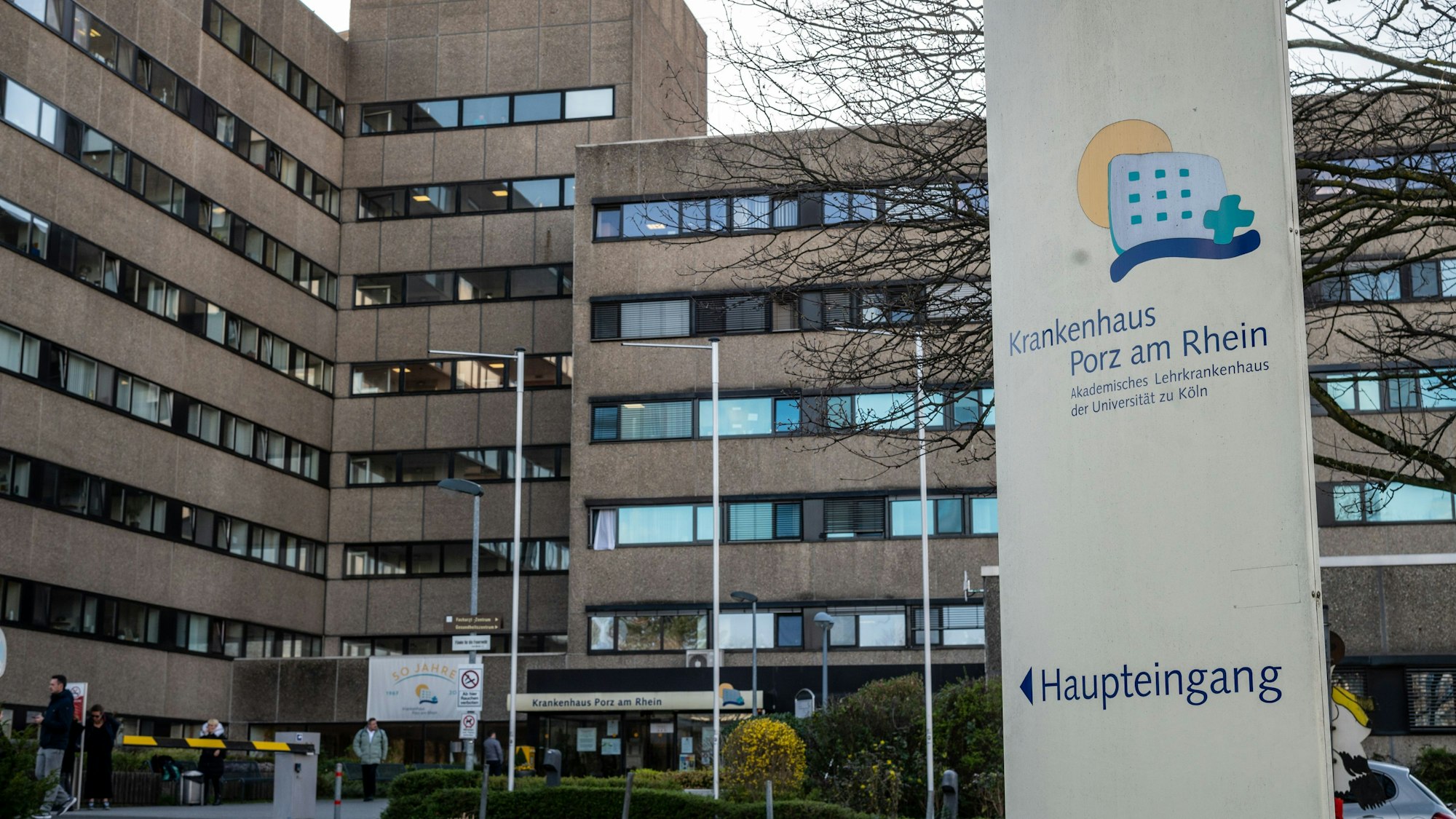 Das Bild zeigt den Blick von außen auf das Krankenhaus Porz.
