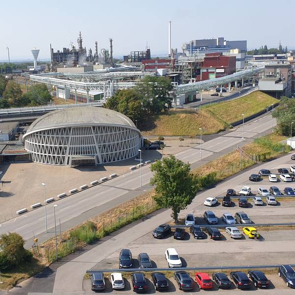 Übersichtsbild Chemiepark Knapsack mit Feierabendhaus im Vordergrund.