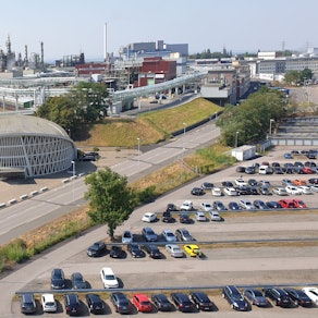 Übersichtsbild Chemiepark Knapsack mit Feierabendhaus im Vordergrund.