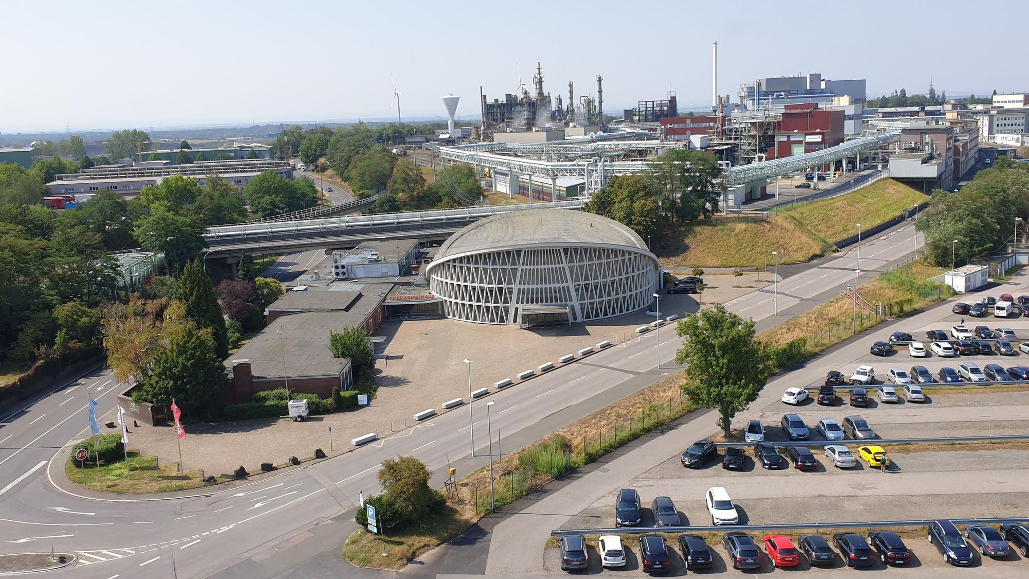 Übersichtsbild Chemiepark Knapsack mit Feierabendhaus im Vordergrund.