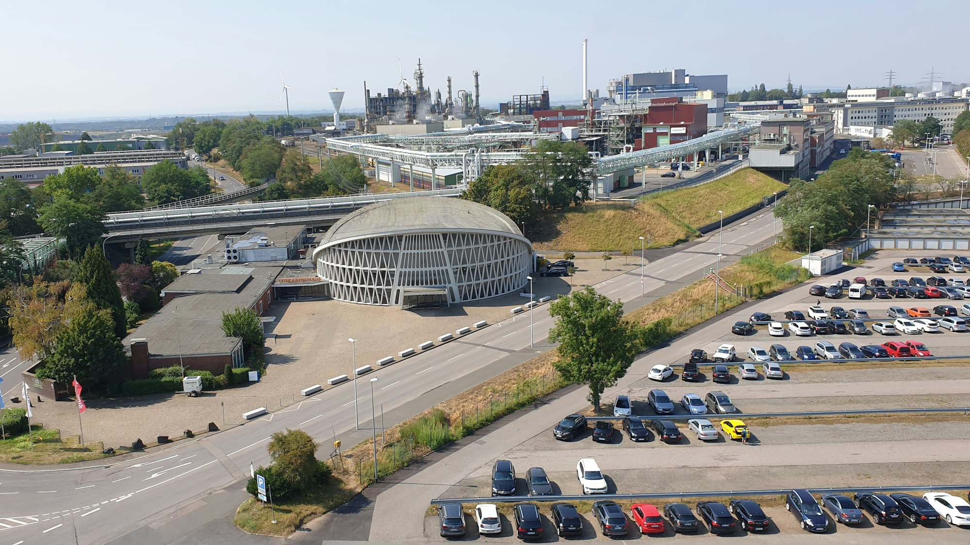 Eine Ansicht des Chemieparks mit Feierabendhaus aus der Vogelperspektive.