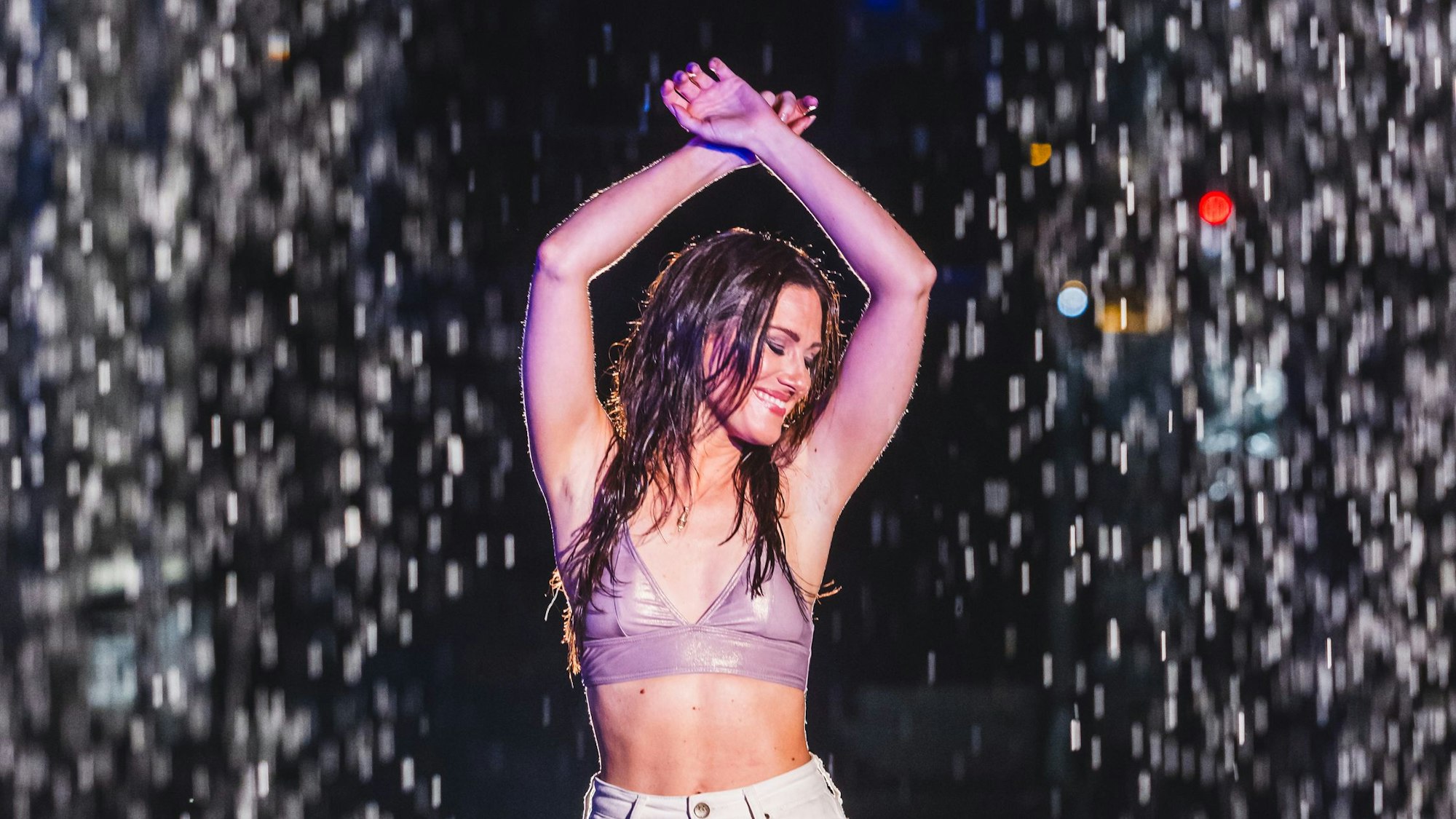 Sabi Offergeld tanzt im Musikvideo ihrer ersten Solo-Single im Regen.