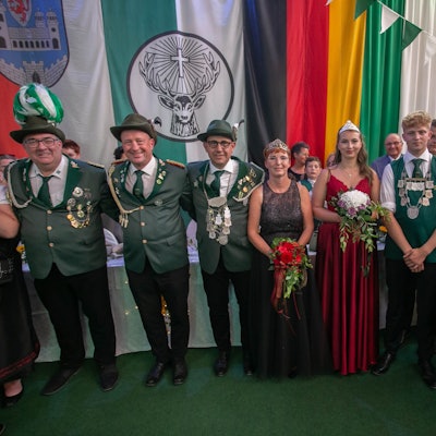 Krönung der neuen Majestäten in Kreuzberg (v.l.): Jakob Scheibling, Brudermeister Markus Kaula, das Königspaar Thorsten und Nicole Ackerschott, Prinzessin Anna Hufenstuhl, Prinz Tobias Rademacher, Schülerprinz Max Hufenstuhl und Kinderprinz Otto Kutscher.