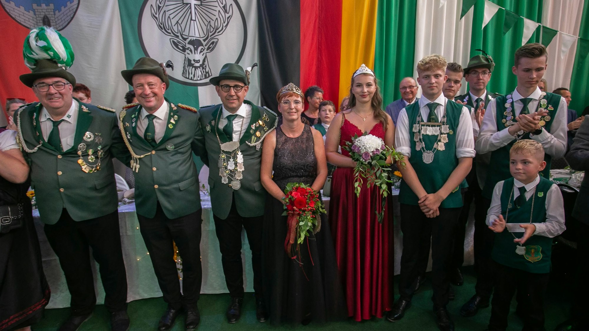 Krönung der neuen Majestäten in Kreuzberg (v.l.): Jakob Scheibling, Brudermeister Markus Kaula, das Königspaar Thorsten und Nicole Ackerschott, Prinzessin Anna Hufenstuhl, Prinz Tobias Rademacher, Schülerprinz Max Hufenstuhl und Kinderprinz Otto Kutscher.