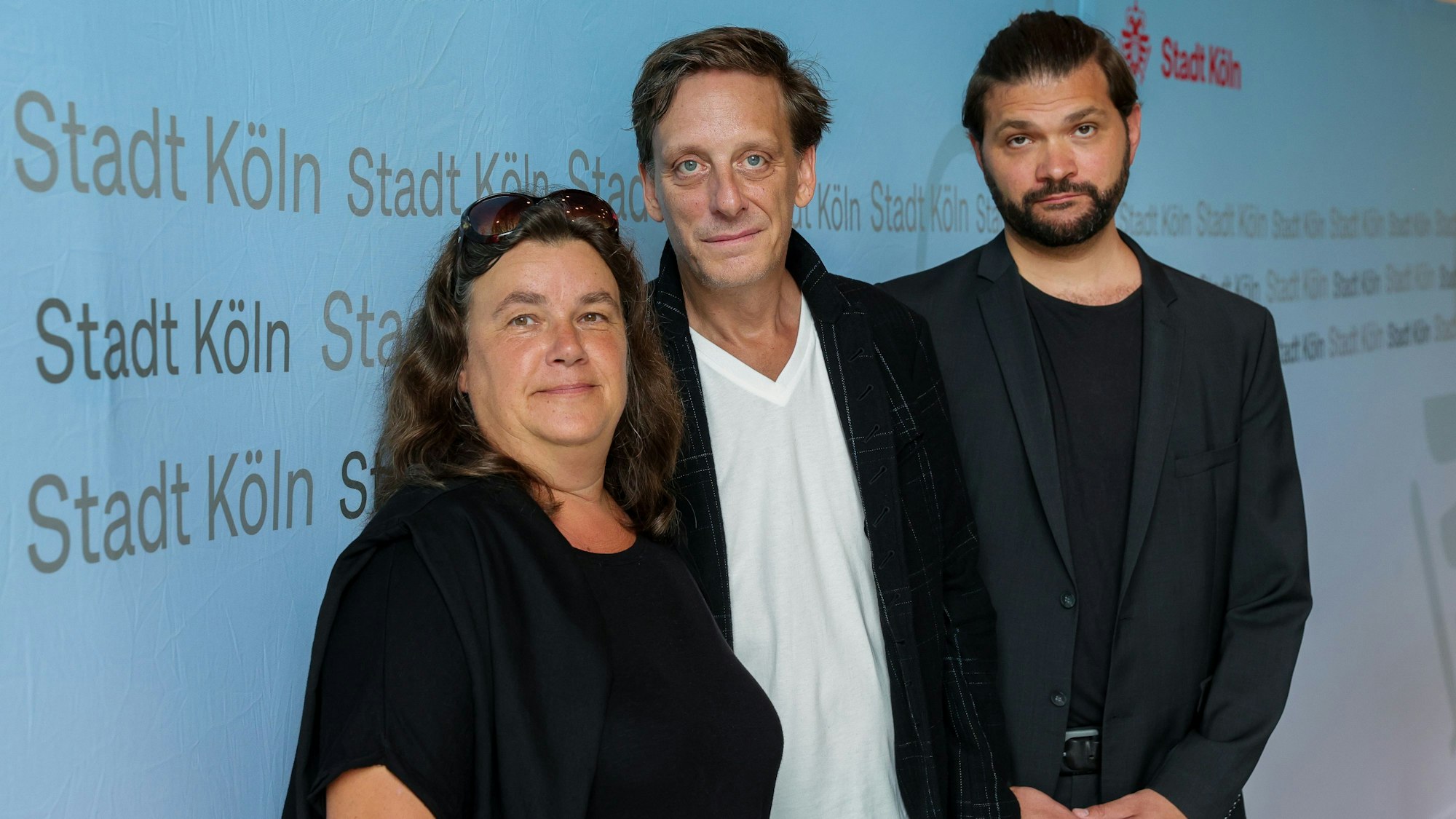 15.08.2023, Köln: Pressekonferenz der Stadt Köln zur Vorstellung des neuen Schauspielintendanten Kay Voges, der ab der Spielzeit 2025/26 die künstlerische Leitung des Kölner Schauspiels übernimmt.
Im Bild v.l.n.r. Mirjam Beck, Kay Voges und Alexander Kerlin.