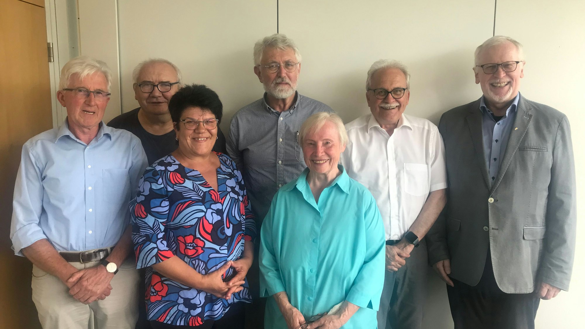 Claudia Moll (3. v. l.) und Mitglieder der Seniorenvertretung Innenstadt, darunter deren Sprecher Karl-Heinz Pasch (5. v. l.).