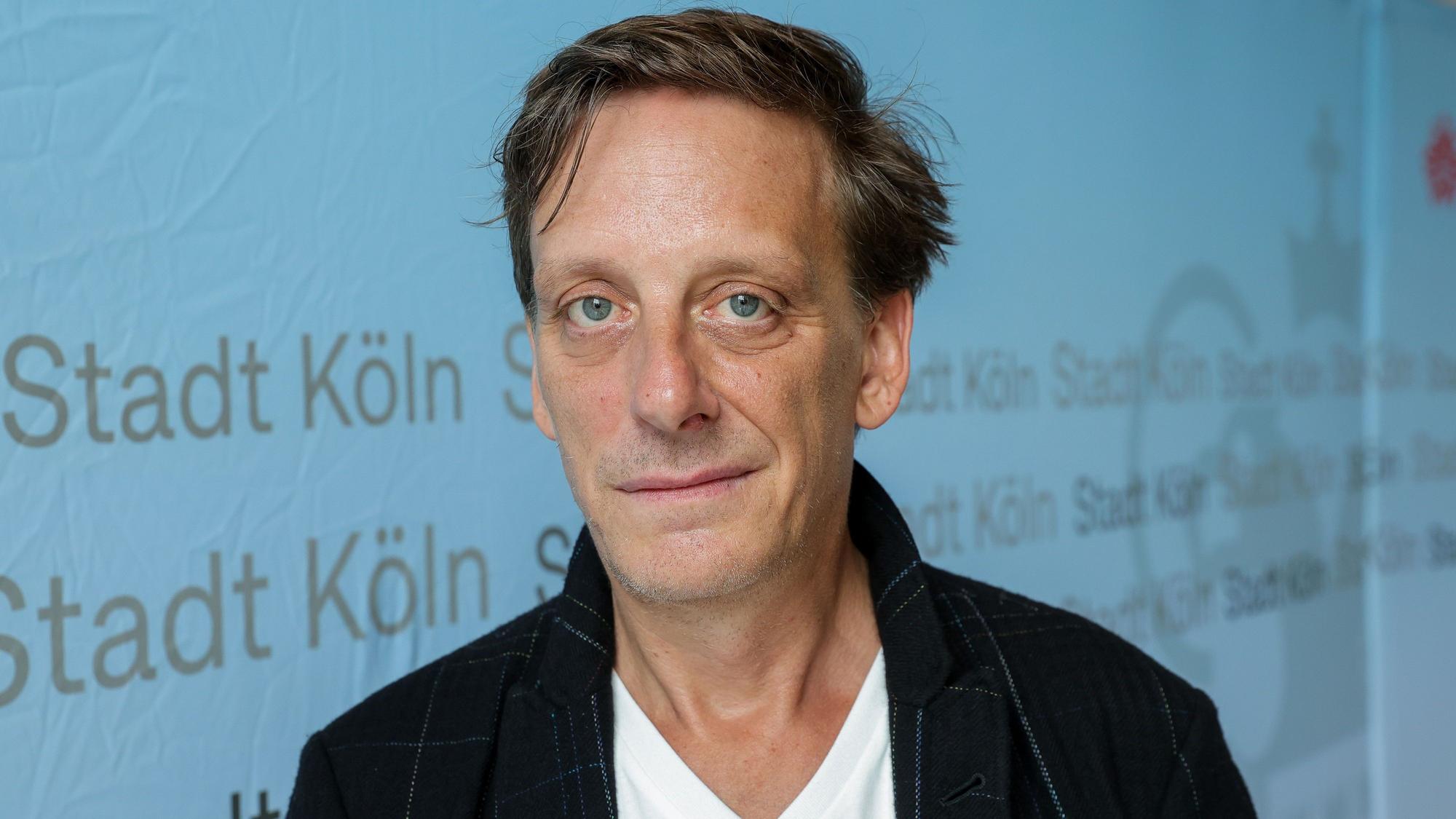15.08.2023, Köln: Pressekonferenz der Stadt Köln zur Vorstellung des neuen Schauspielintendanten Kay Voges, der ab der Spielzeit 2025/26 die künstlerische Leitung des Kölner Schauspiels übernimmt.
Im Bild Kay Voges.
Foto: Michael Bause