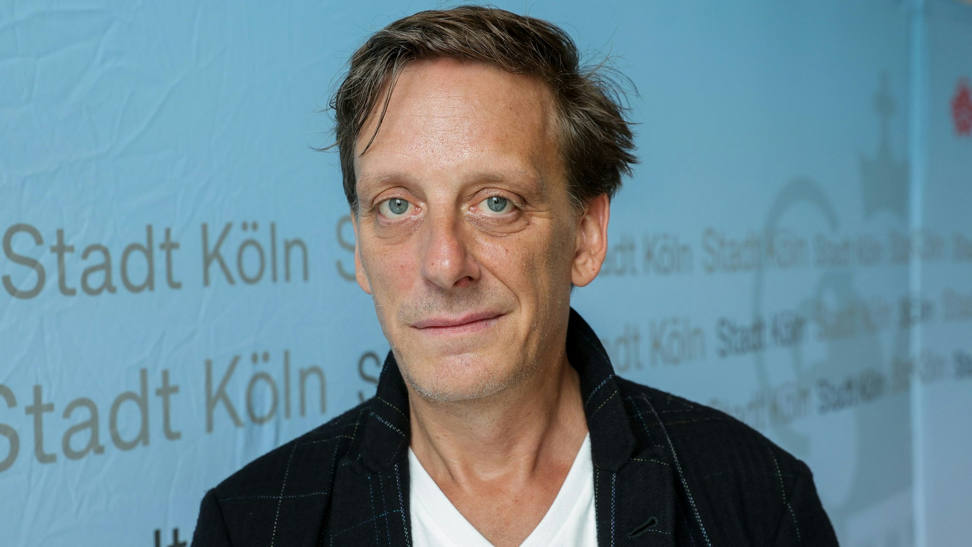 15.08.2023, Köln: Pressekonferenz der Stadt Köln zur Vorstellung des neuen Schauspielintendanten Kay Voges, der ab der Spielzeit 2025/26 die künstlerische Leitung des Kölner Schauspiels übernimmt.
Im Bild Kay Voges.
Foto: Michael Bause