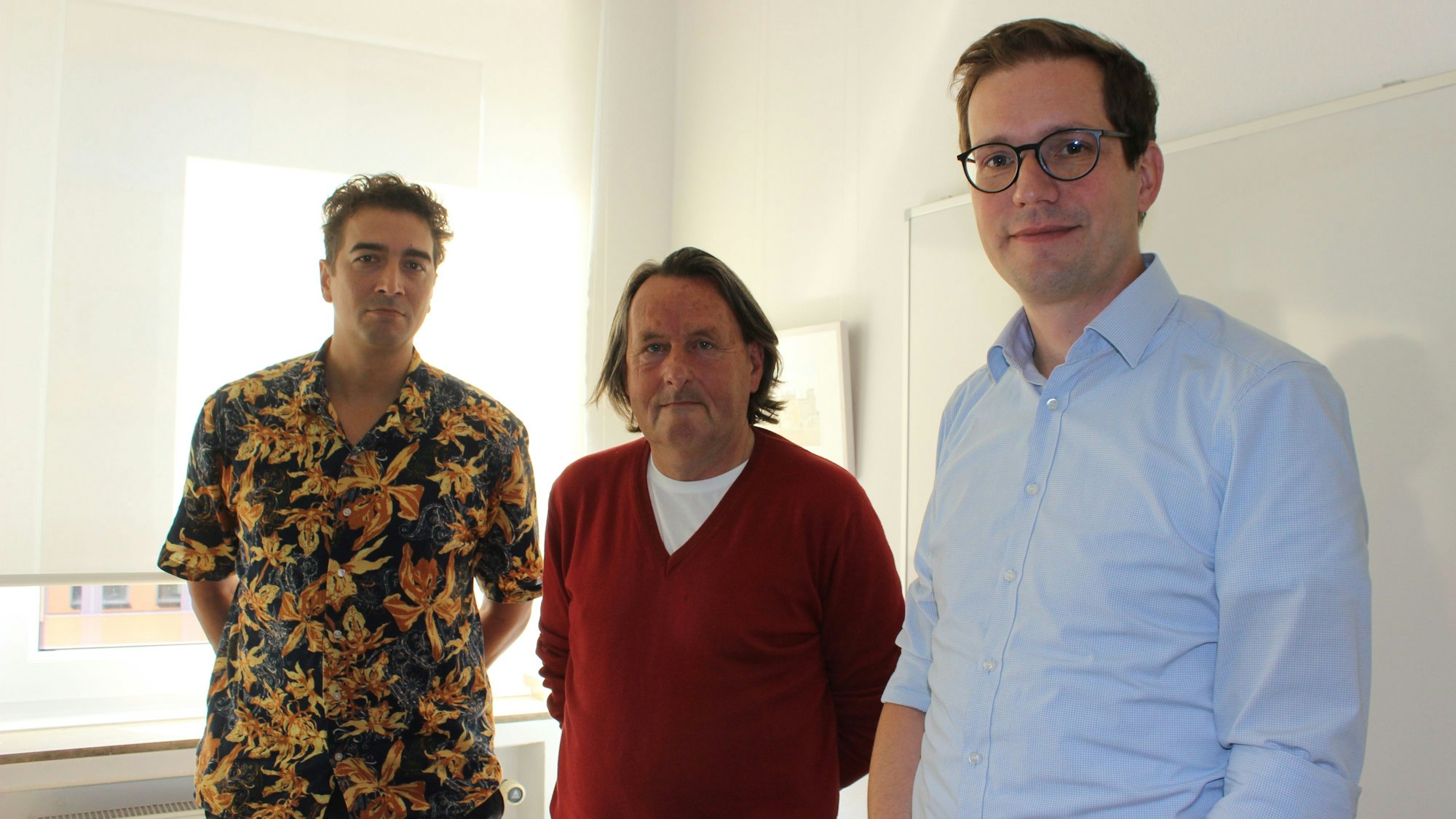 Das Foto zeigt Thomas Schmeckpeper (links) und Alexander Trennheuser (rechts) vom Initiativenhaus sowie Roland Schüler vom Verein „Fortis Colonia“.