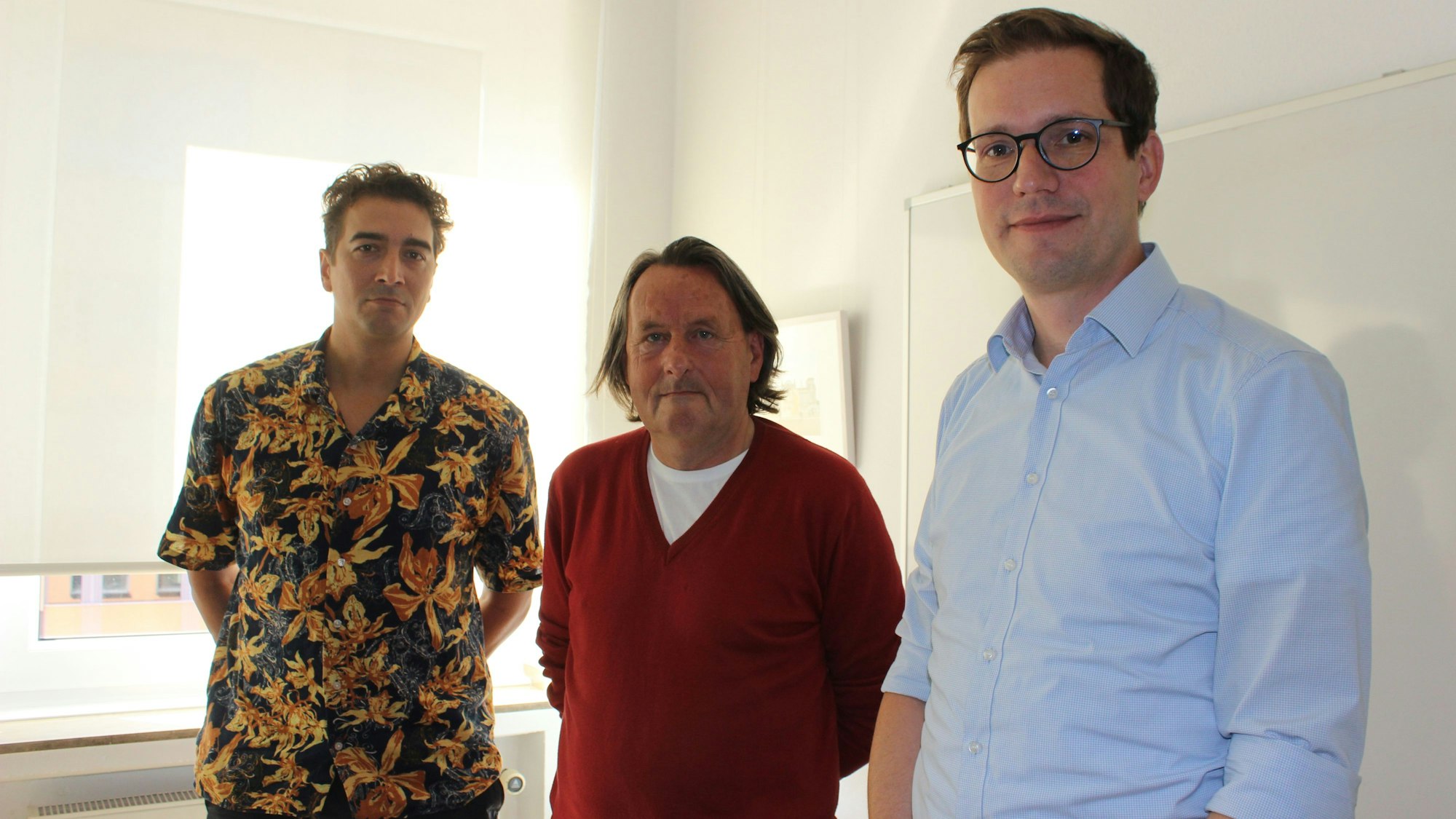 Thomas Schmeckpeper (links) und Alexander Trennheuser (rechts) vom Initiativenhaus sowie Roland Schüler vom Verein "Fortis Colonia"