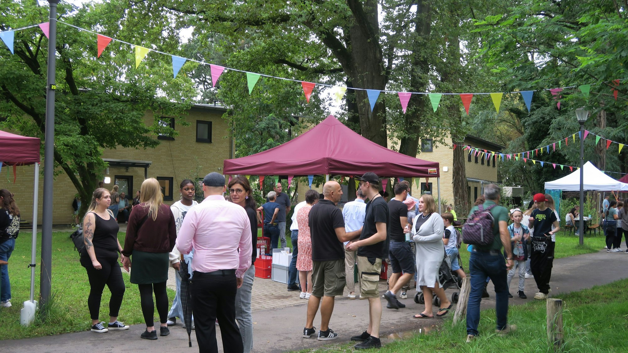 Zelte stehen auf dem Gelände, auf dem gefeiert wird.
