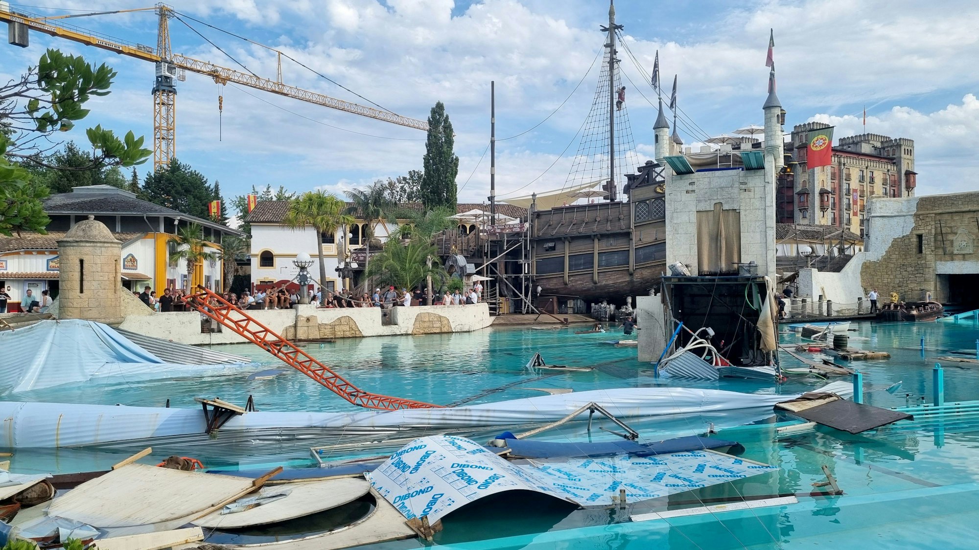 Ein Blick auf das Areal der «High-Diving-Show «Retorno dos Piratas»» und das Becken der Attraktion «Atlantica SuperSplash» nach einem Unfall am Montag .