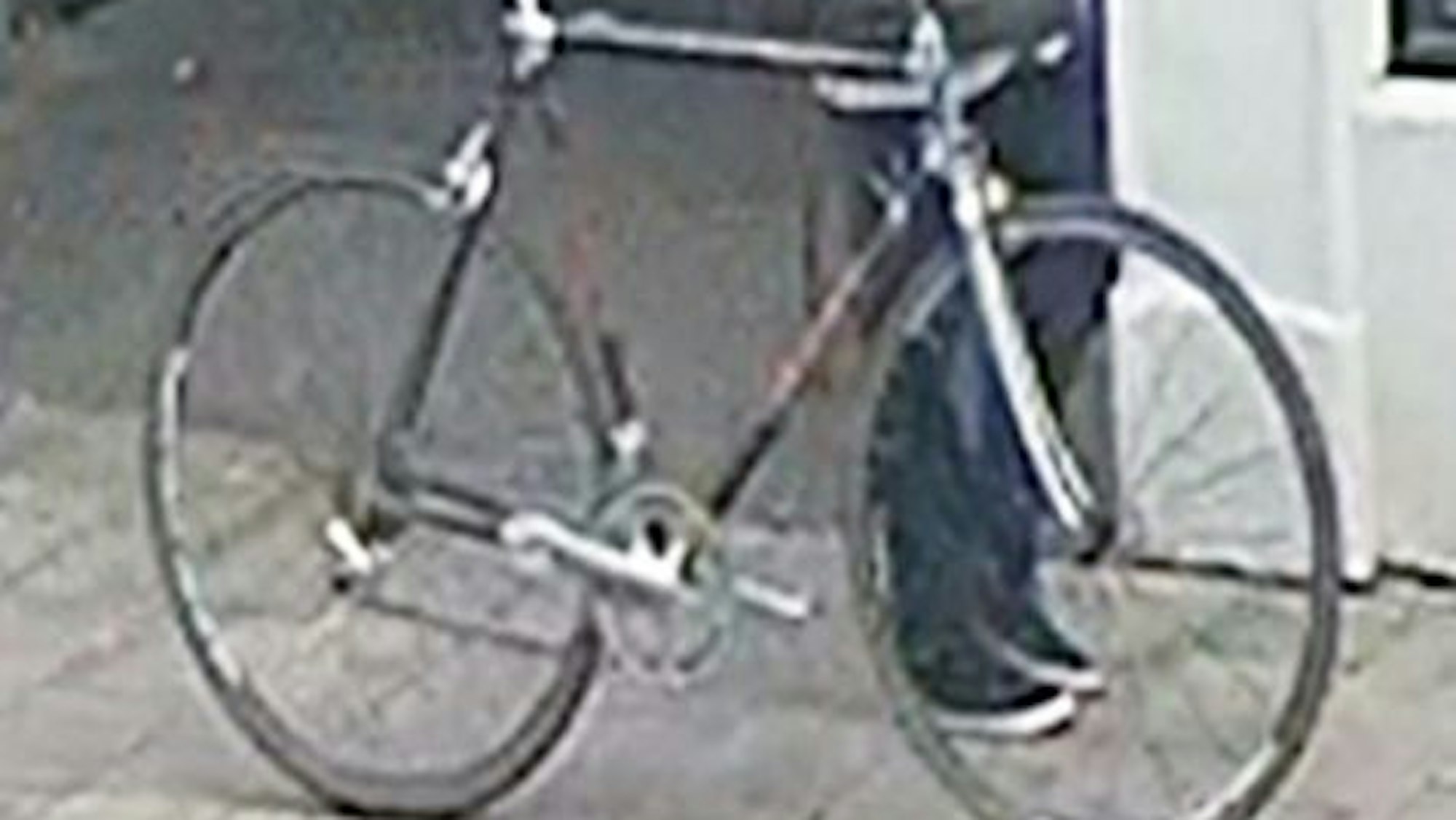 schwarzes Fahrrad mit orangerer Aufschrift