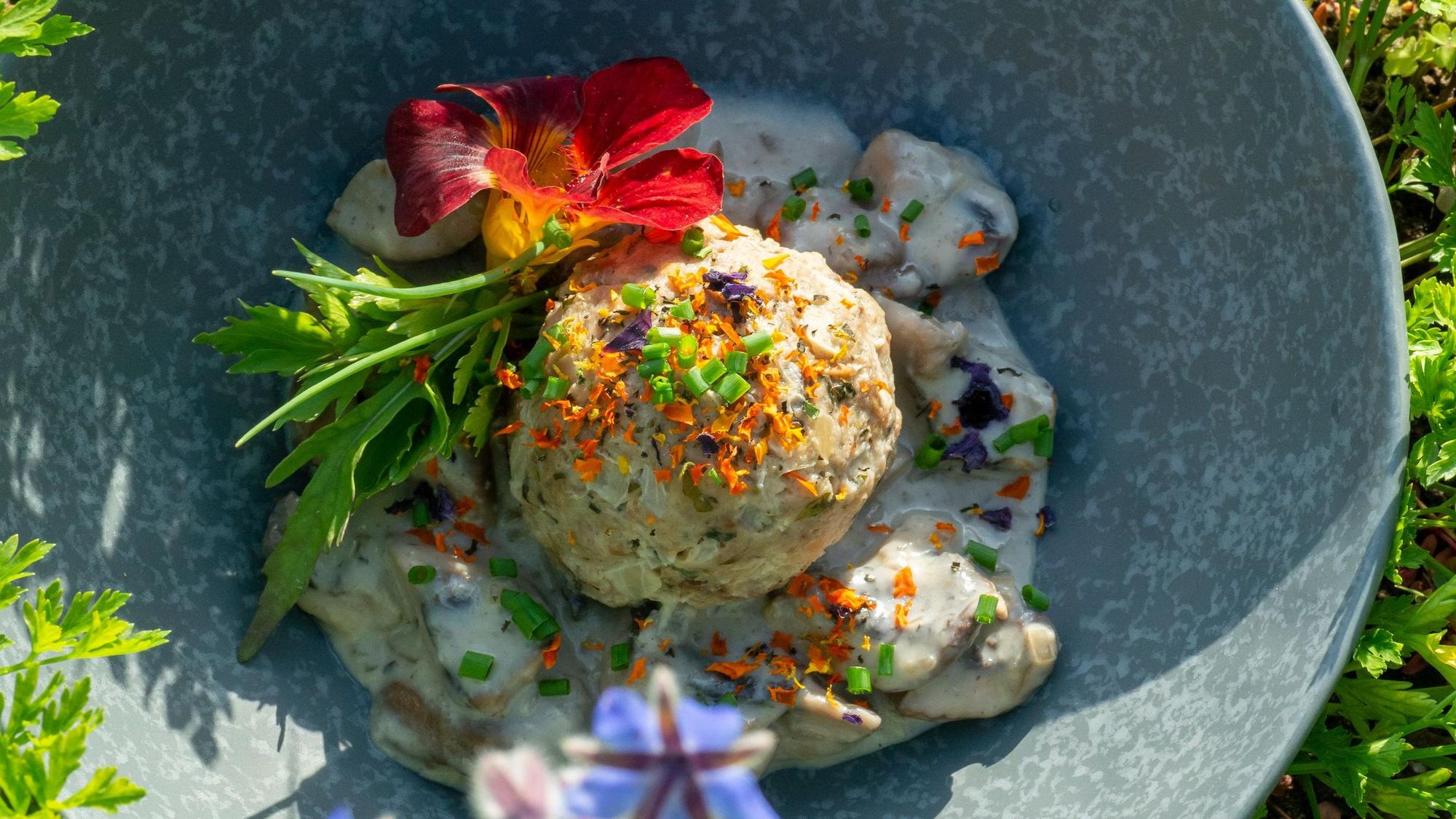 Veganen Knödel, lecker angerichtet auf einem Teller
