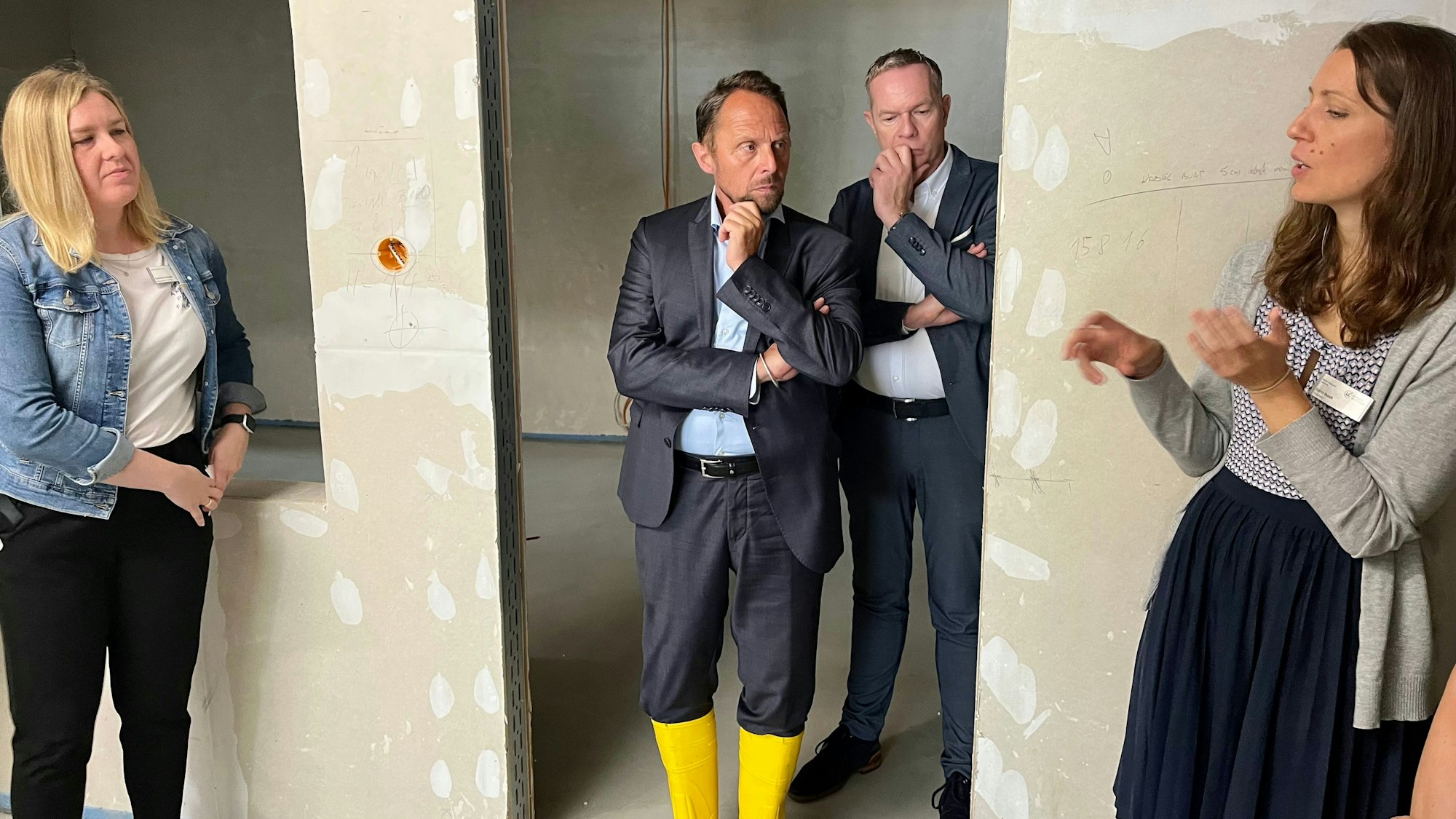 Uwe Richrath und EVL-Chef Thomas Eimermacher im Gespräch mit Ärztinnen