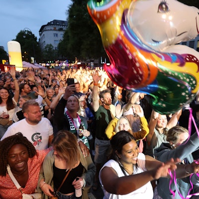 Viele Menschen feiern ausgelassen beim Gamescom City Festival