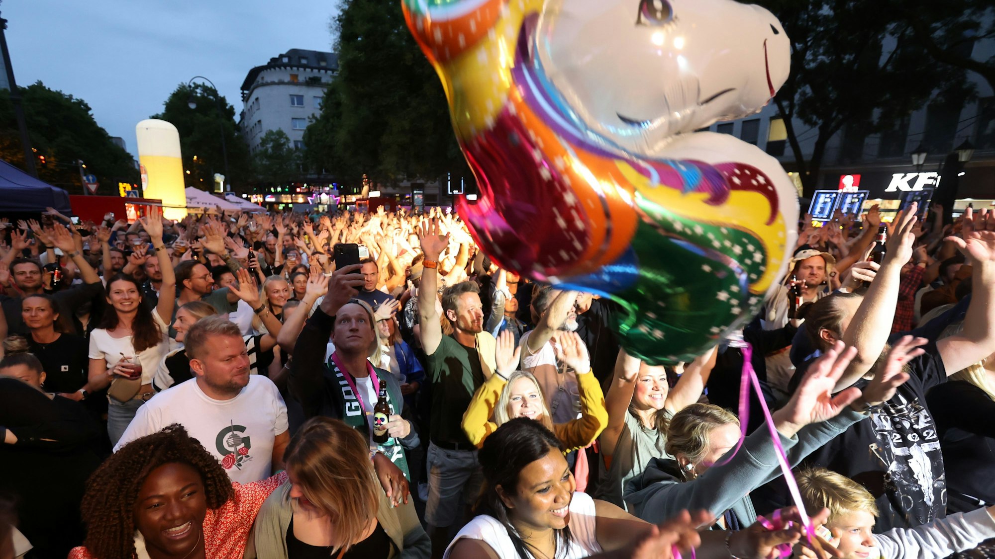 Viele Menschen feiern ausgelassen beim Gamescom City Festival