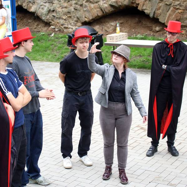 Schüler des St.-Michael-Gymnasiums zeigen im Amphitheater Auszüge aus ihrer Inszenierung von Goethes Faust.