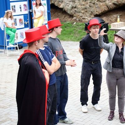 Schüler des St.-Michael-Gymnasiums zeigen im Amphitheater Auszüge aus ihrer Inszenierung von Goethes Faust.