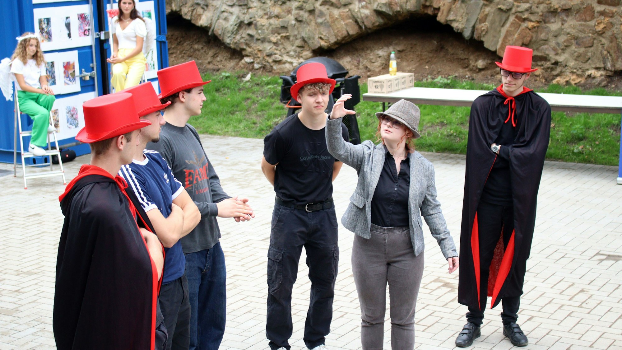 Schüler des St.-Michael-Gymnasiums zeigen im Amphitheater Auszüge aus ihrer Inszenierung von Goethes Faust.