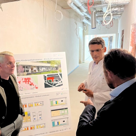 Guido Cantz (l.) und Uwe Richrath (r..) lassen sich von Dr. Joachim Eichhorn die Pläne zeigen