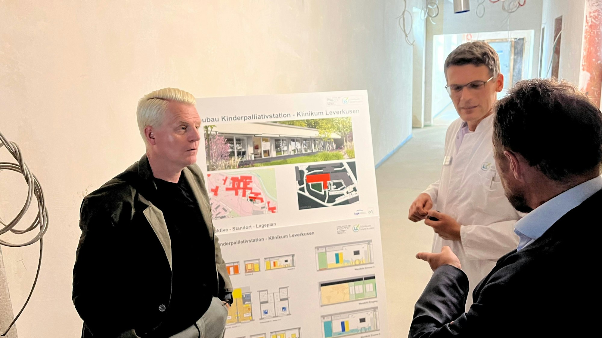 Guido Cantz (l.) und Uwe Richrath (r..) lassen sich von Dr. Joachim Eichhorn die Pläne zeigen