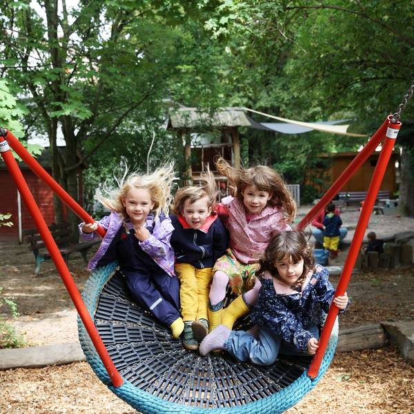 Kinder schaukeln