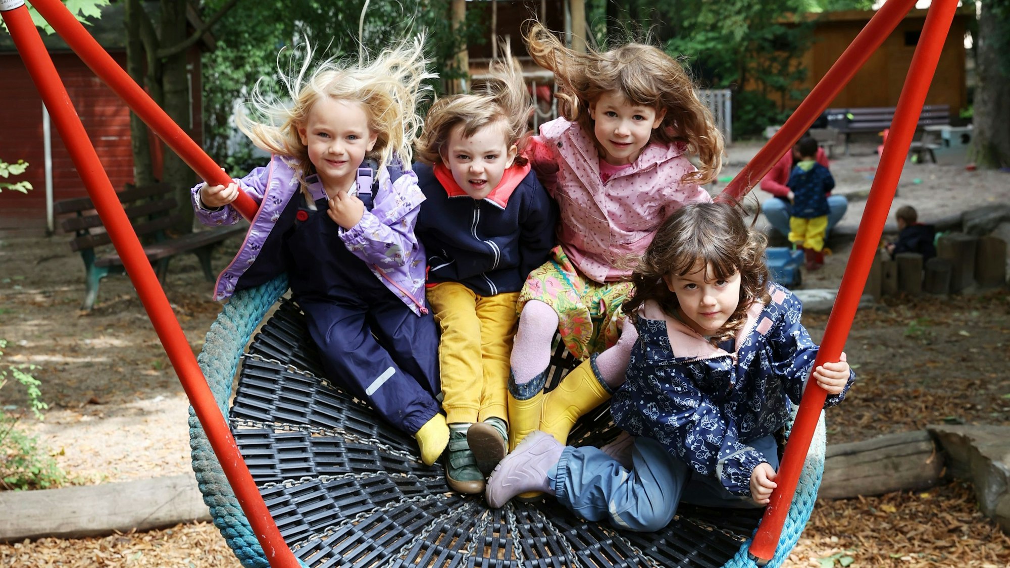 Kinder schaukeln