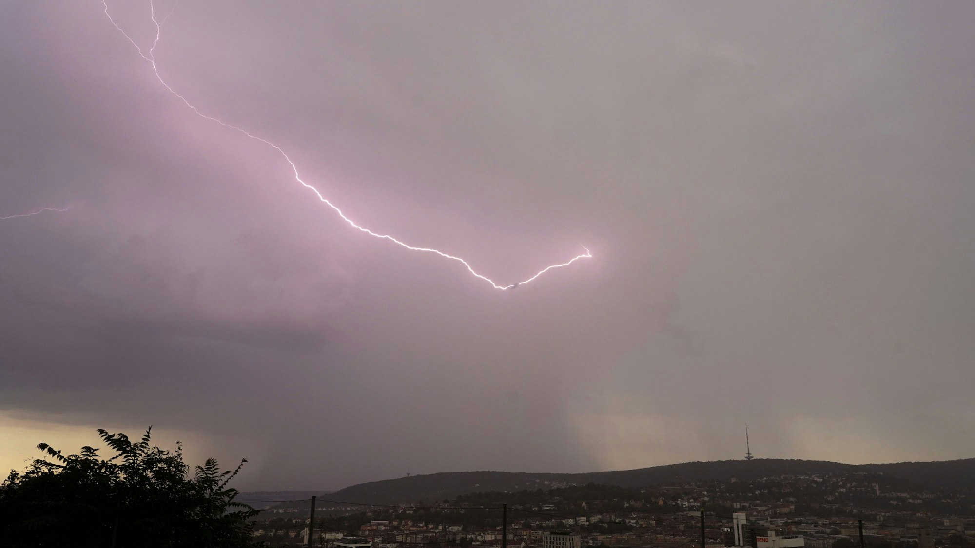 Ein Blitz leuchtet während eines Gewitters