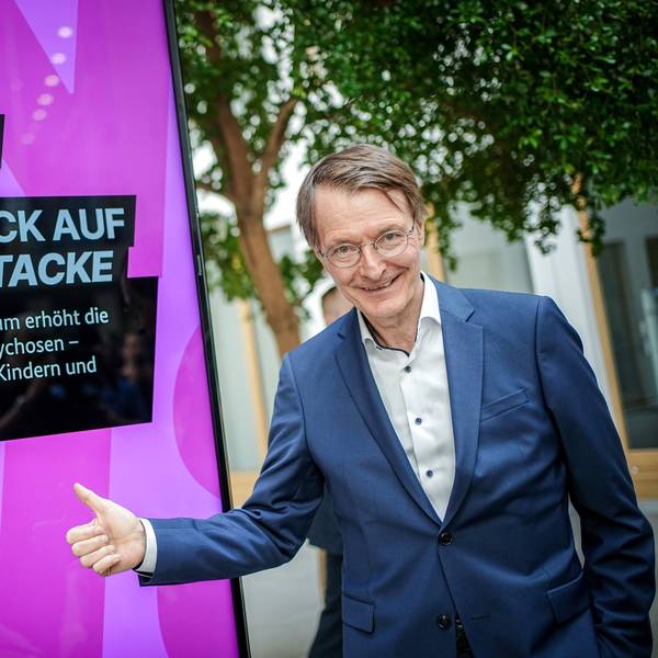 Karl Lauterbach (SPD), Bundesminister für Gesundheit, gibt neben einem Plakat mit der Aufschrift „Cannabis. Legal, aber ... kein Bock auf Panikattacke“ einen Daumen nach oben.