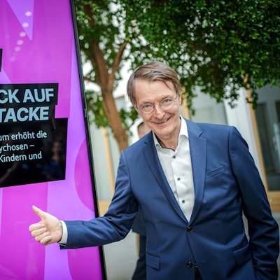 Karl Lauterbach (SPD), Bundesminister für Gesundheit, gibt neben einem Plakat mit der Aufschrift „Cannabis. Legal, aber ... kein Bock auf Panikattacke“ einen Daumen nach oben.