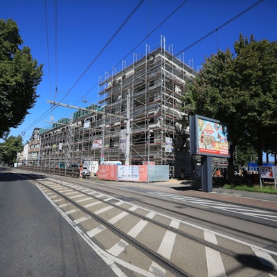 An der Siegburger Straße in Poll steht ein großes mehrstöckiges Gebäude. Der Rohbau ist noch eingerüstet.