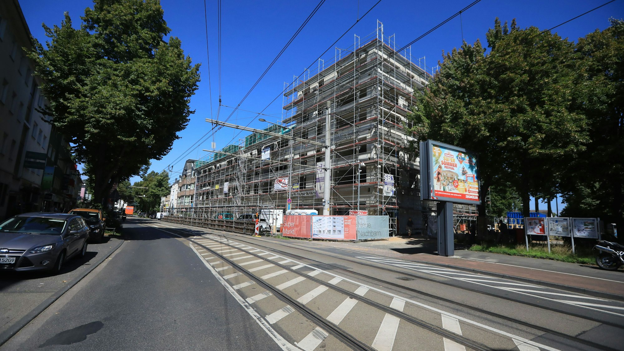An der Siegburger Straße in Poll steht ein großes mehrstöckiges Gebäude. Der Rohbau ist noch eingerüstet.