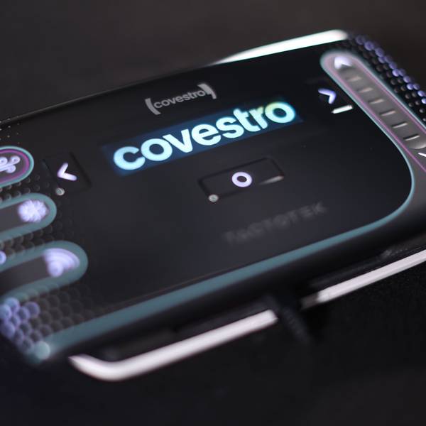 Ein Makrolon-Bauteil mit Covestro-Aufschrift