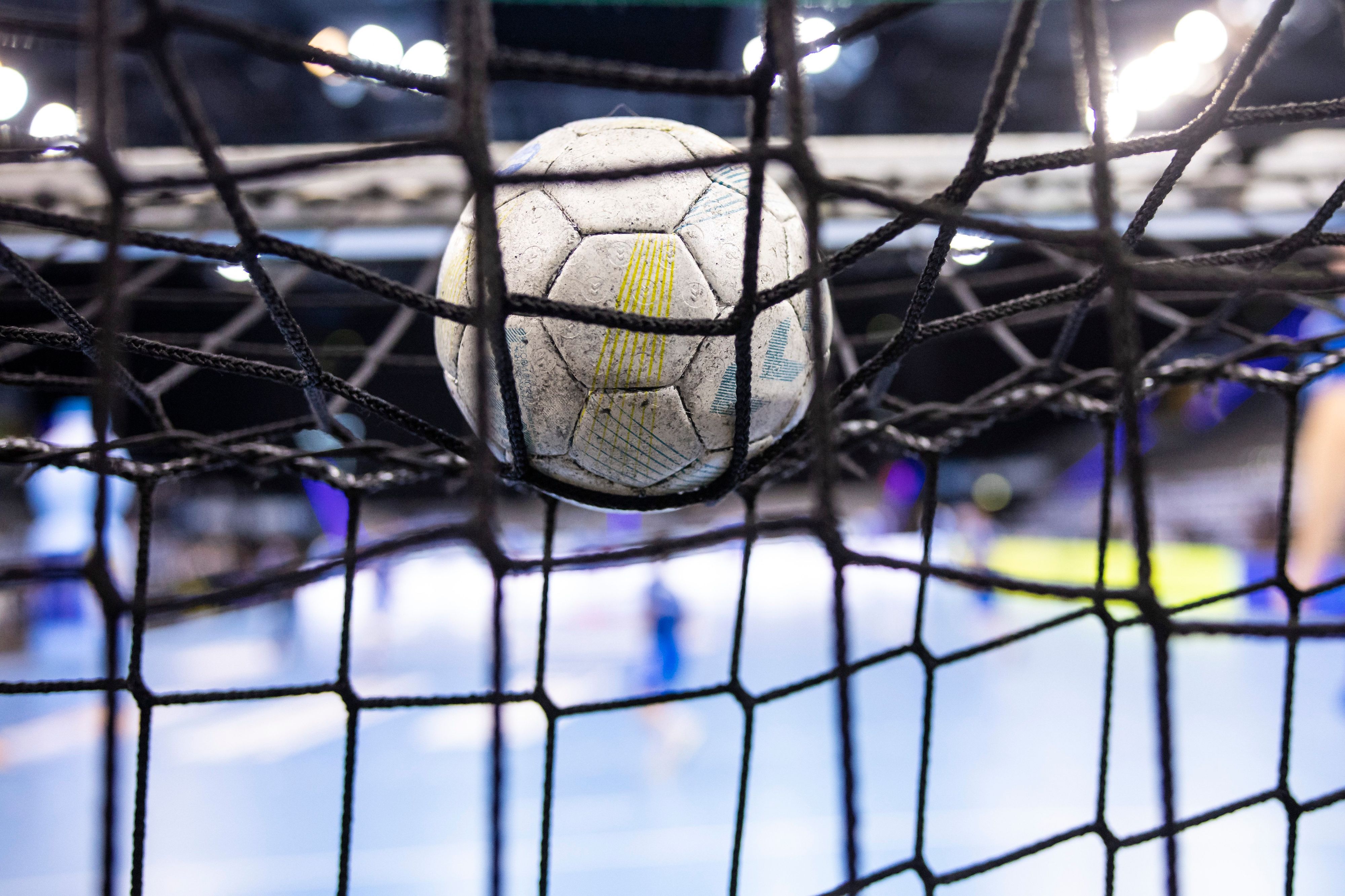 Ein Handball liegt auf einem Tornetz. Zehn Handballer Burundis sind bei der U19-Wem in Kroatien verschwunden.