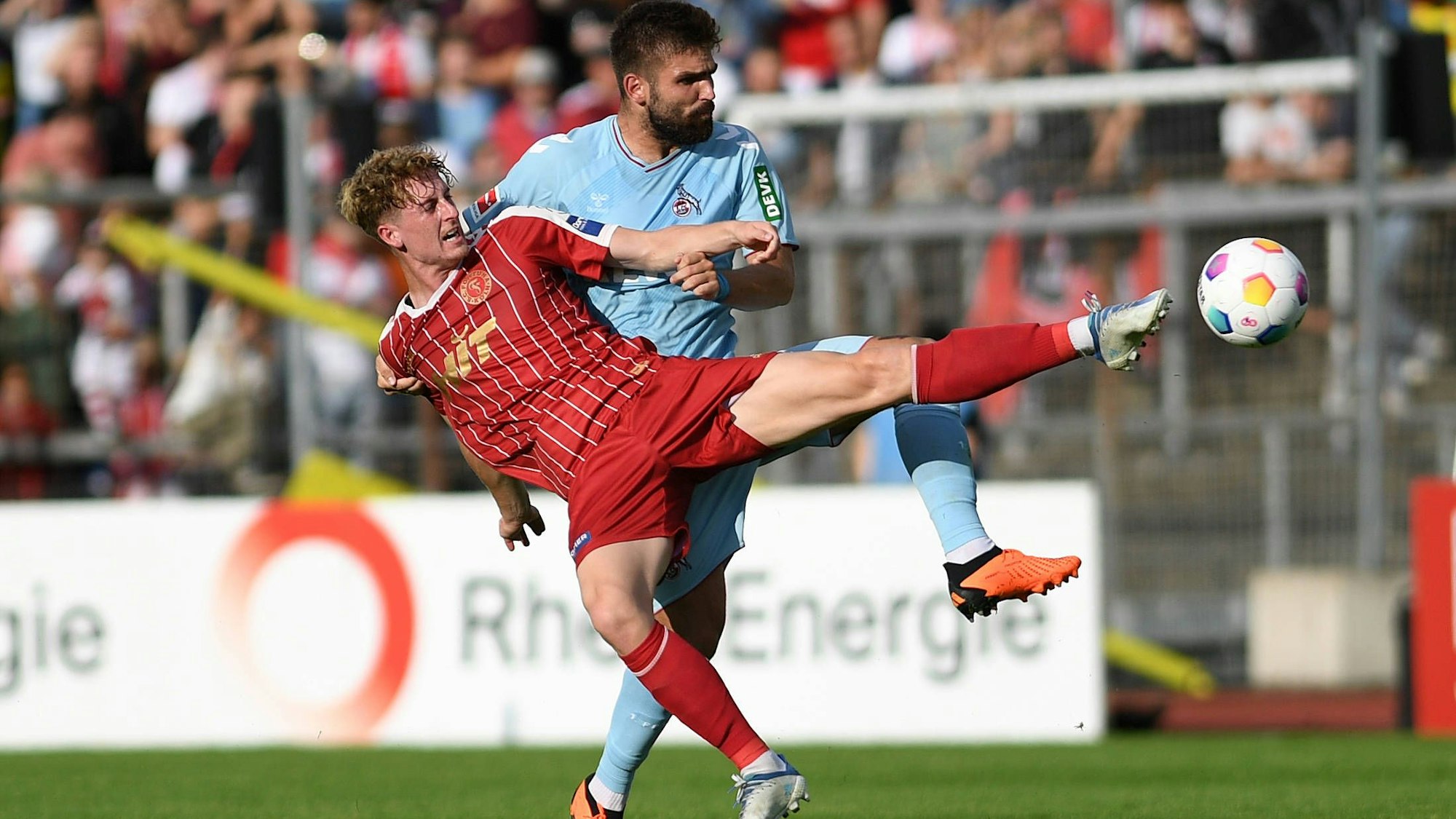 28.07.2023, Cologne, Germany, Suedstadion, SC Fortuna Koeln vs 1. FC Koeln - Testspiel, Justin Steinkoetter Fortuna Koeln und Nikola Soldo 1. FC Koeln im Zweikampf Foto Ralf Treese, Ralf Treese Cologne Suedstadion North Rhine-Westphalia Germany *** 28 07 2023, Cologne, Germany, Suedstadion, SC Fortuna Koeln vs 1 FC Koeln test match, Justin Steinkoetter Fortuna Koeln and Nikola Soldo 1 FC Koeln in duel Photo Ralf Treese, Ralf Treese Cologne Suedstadion North Rhine Westphalia Germany / 521_FOR1FC120230727_015 / Treese-521
