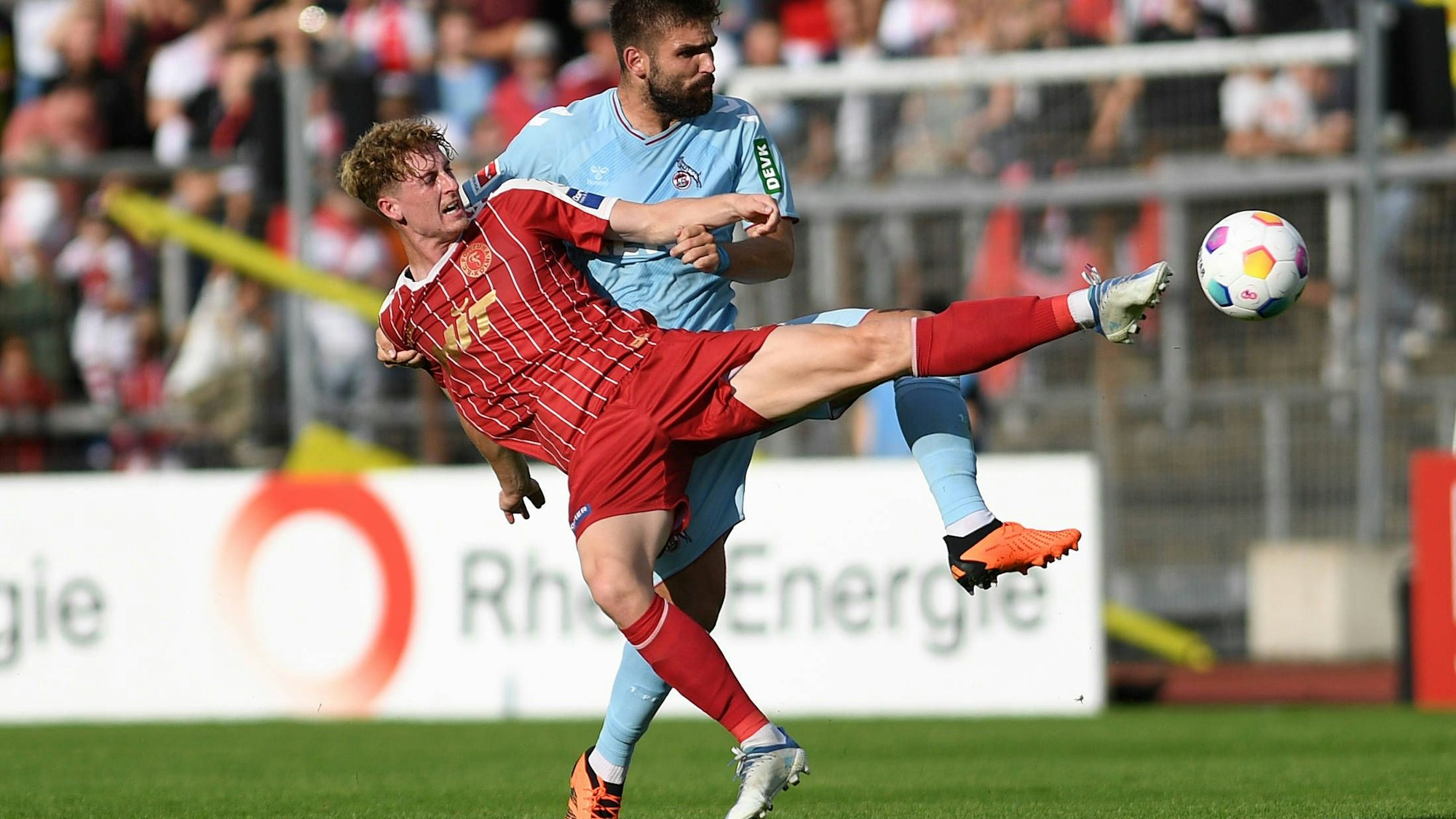 28.07.2023, Cologne, Germany, Suedstadion, SC Fortuna Koeln vs 1. FC Koeln - Testspiel, Justin Steinkoetter Fortuna Koeln und Nikola Soldo 1. FC Koeln im Zweikampf Foto Ralf Treese, Ralf Treese Cologne Suedstadion North Rhine-Westphalia Germany *** 28 07 2023, Cologne, Germany, Suedstadion, SC Fortuna Koeln vs 1 FC Koeln test match, Justin Steinkoetter Fortuna Koeln and Nikola Soldo 1 FC Koeln in duel Photo Ralf Treese, Ralf Treese Cologne Suedstadion North Rhine Westphalia Germany / 521_FOR1FC120230727_015 / Treese-521