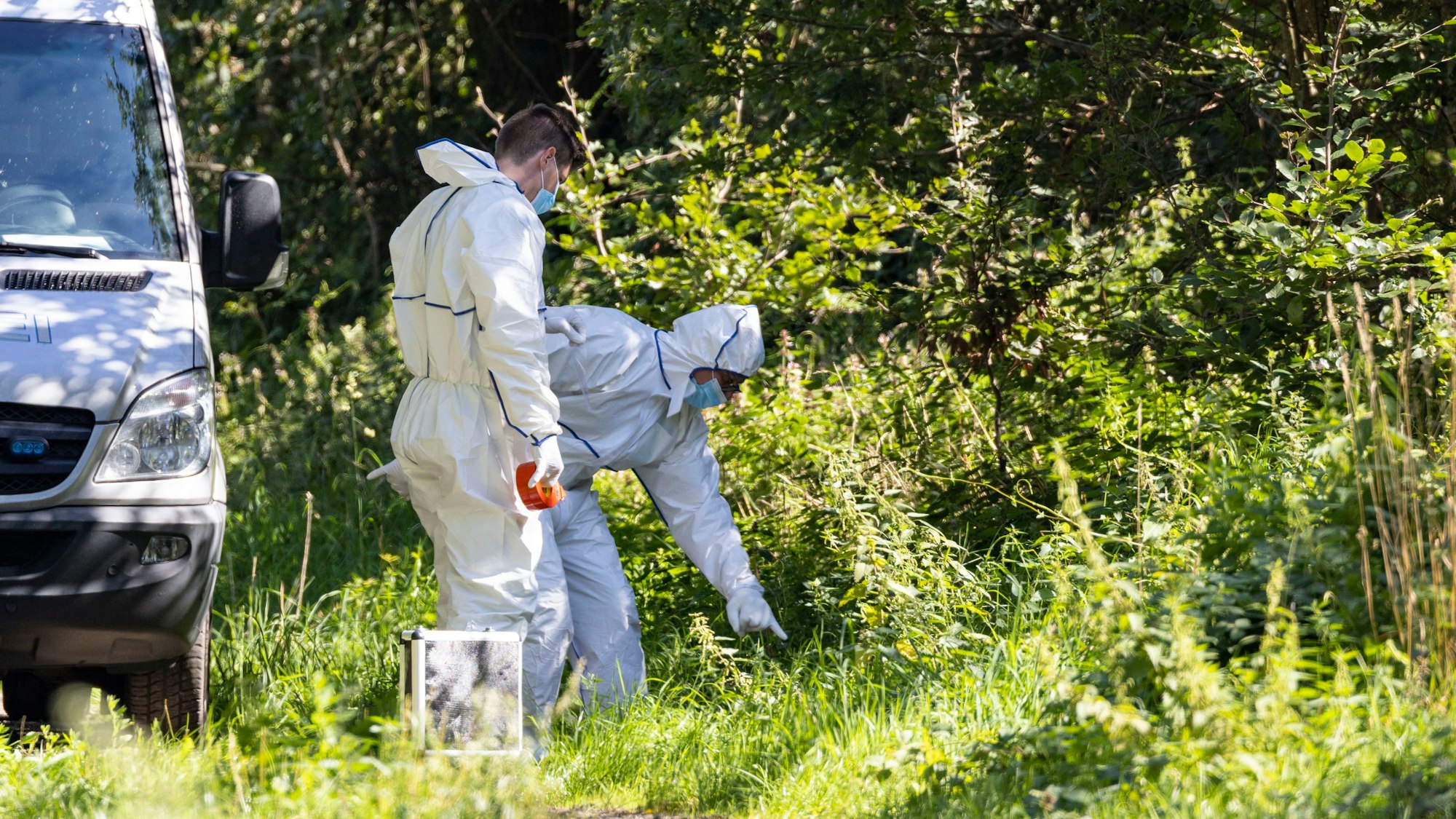 14.08.2023, Nordrhein-Westfalen, Emmerich: Beamte der Spurensicherung untersuchen den Auffindeort einer weiblichen Leiche nahe einer Tankstelle unmittelbar an der deutsch-niederländischen Grenze. Foto: Christoph Reichwein/dpa +++ dpa-Bildfunk +++